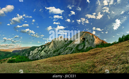 Schöne Bergwelt mit Fluffy Clouds bei Sonnenaufgang Stockfoto