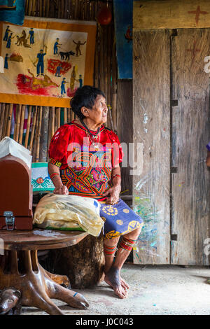 Tradfitional gekleidet Kuna Indianerin, Achutupu, San Blas Inseln, Kuna Yala, Panama, Mittelamerika Stockfoto