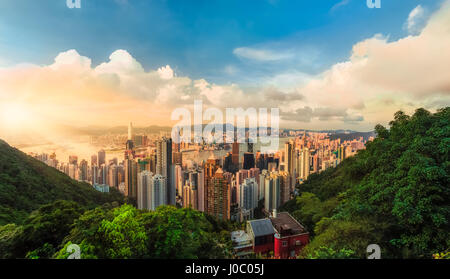 Sonnenuntergang über der Victoria Bay in Hongkong, China Stockfoto