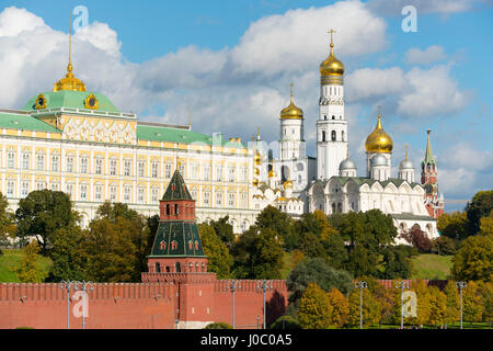 Blick auf den Kreml am Ufer der Moskwa, UNESCO-Weltkulturerbe, Moskau, Russland Stockfoto