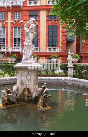 Palazzo Bianco Gärten mit Palazzo Rosso in den Hintergrund, UNESCO-Weltkulturerbe, Genua, Ligurien, Italien Stockfoto