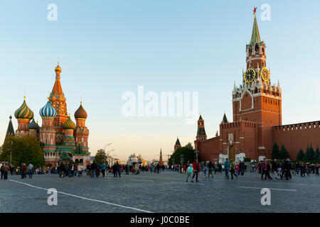 Roter Platz, Basilius Kathedrale und der Erlöser-Turm des Kreml, UNESCO-Weltkulturerbe, Moskau, Russland Stockfoto