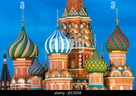 Basilius Kathedrale leuchtet in der Nacht, UNESCO-Weltkulturerbe, Moskau, Russland Stockfoto