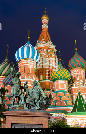 Basilius Kathedrale und die Statue von Kusma Minin und Dmitry Posharsky beleuchtet in der Nacht, UNESCO, Moskau, Russland Stockfoto