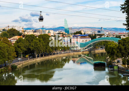 Friedensbrücke über den Fluss Mtkwari, entworfen von dem italienischen Architekten Michele de Lucci, Tiflis, Georgien, Kaukasus, Asien Stockfoto