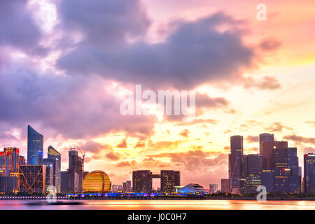 Dramatischen Sonnenuntergang Wolken über neue Wolkenkratzer von Hangzhou Bezirk, Jianggan (Neustadt), Hangzhou, Zhejiang, China, Asien Stockfoto