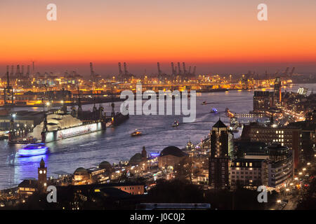 Blick über den Stadtteil St. Pauli und St. Pauli Landungsbruecken Pier über den Hafen bei Sonnenuntergang, Hamburg, Hansestadt, Deutschland Stockfoto