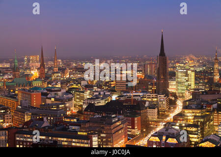 Blick über die Innenstadt bei Nacht, Hamburg, Hansestadt, Deutschland Stockfoto