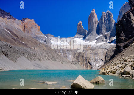 Ein Gletschersee und Felstürme, Torres del Paine Nationalpark, Patagonien, Chile Stockfoto
