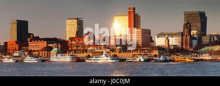 Blick vom Fluss Elbe auf St. Pauli Landungsbruecken Pier und Wolkenkratzer Tanzende Tuerme bei Sonnenuntergang, St. Pauli, Hamburg Stockfoto