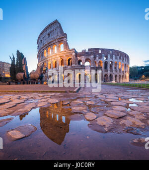 Das Kolosseum (Flavian Amphitheater), UNESCO-Weltkulturerbe, spiegelt sich in einer Pfütze in der Abenddämmerung, Rom, Latium, Italien Stockfoto