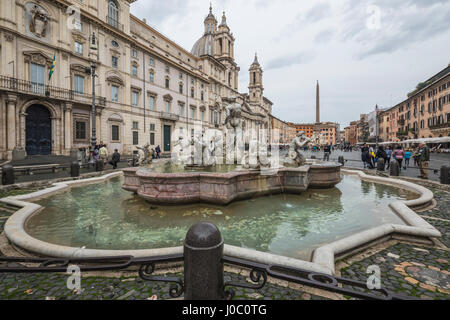 Blick auf die Piazza Navona mit Brunnen der vier Flüsse und der ägyptische Obelisk in der Mitte, Rom, Latium, Italien Stockfoto