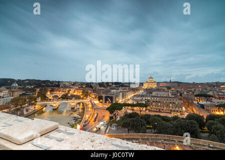 Dämmerung Leuchten am Lungo Tevere mit der Basilica di San Pietro im Hintergrund, Rom, Latium, Italien Stockfoto