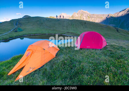 Zelte und Wanderer mit Mont De La Saxe auf den Hintergrund, Courmayeur, Aostatal, Italien Stockfoto