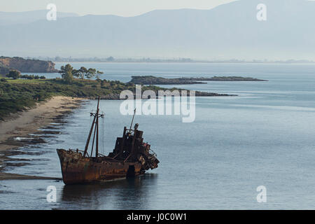 Schiffbruch vor der Küste Griechenlands Stockfoto