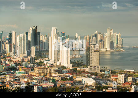 Blick über die Skyline von Panama City aus El Ancon, Panama, Mittelamerika Stockfoto