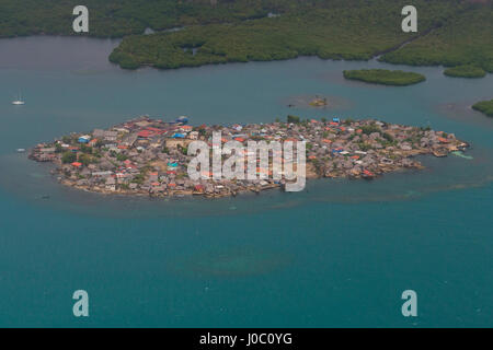 Antenne eine dicht besiedelte Insel, San Blas Inseln, Kuna Yala, Panama, Mittelamerika Stockfoto