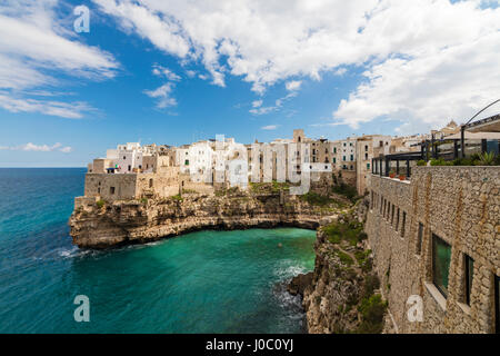 Türkisfarbenes Meer, eingerahmt von der Altstadt thront auf den Felsen, Polignano a Mare, Provinz Bari, Apulien, Italien Stockfoto