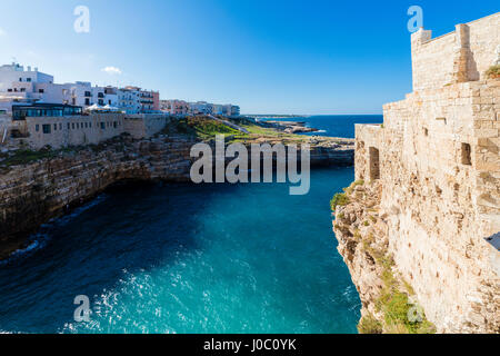 Türkisfarbenes Meer, eingerahmt von der Altstadt thront auf den Felsen, Polignano a Mare, Provinz Bari, Apulien, Italien Stockfoto