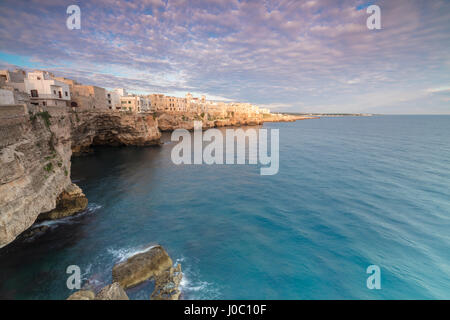 Sonnenaufgang auf das türkisfarbene Meer, eingerahmt von Altstadt thront auf den Felsen, Polignano a Mare, Provinz Bari, Apulien, Italien Stockfoto