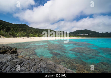 Türkisfarbene Wasser auf Furuzamami Strand, Zamami Insel Kerama Inseln, Okinawa, Japan, Asien Stockfoto