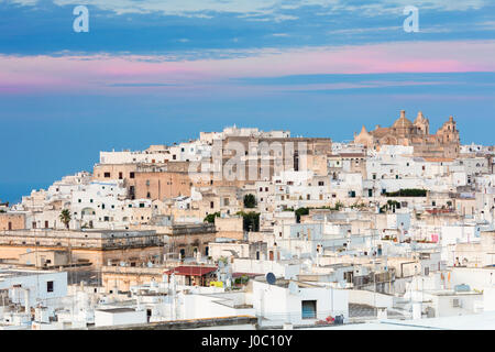 Blick auf typische Architektur und weißen Häusern der alten mittelalterlichen Stadt bei Sonnenuntergang, Ostuni, Provinz von Brindisi, Apulien, Italien Stockfoto