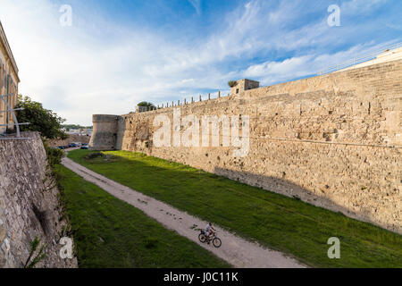 Die mittelalterliche Stadtmauer und Festung in der alten Stadt Otranto, Provinz Lecce, Apulien, Italien Stockfoto