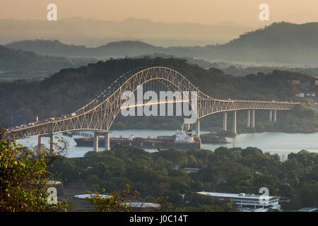 Frachtboot führt die Brücke der Amerikas auf dem Panamakanal, Panama City, Panama, Mittelamerika Stockfoto