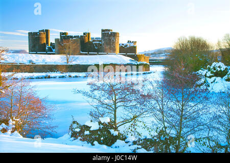 Caerphilly Castle im Schnee, Caerphilly, in der Nähe von Gwent, Wales, Cardiff, UK Stockfoto