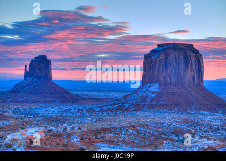 Sonnenaufgang, Mitten Butte auf links und Merrick Butte rechts, Monument Valley Navajo Tribal Park, Utah, USA Stockfoto