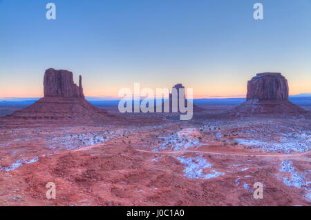 Sunrise, West Mitten Butte, Mitten Butte im Zentrum und Merrick Butte rechts, Monument Valley Navajo Tribal Park, Utah, USA Stockfoto