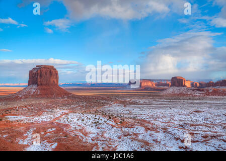 Sunrise, Merrick Butte links Spearhead Mesa rechts, Monument Valley Navajo Tribal Park, Utah, USA Stockfoto