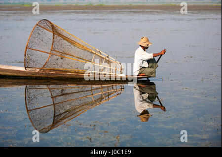 Ein Korb Fischer am Inle-See scannt das still und flachere Wasser nach Spuren von Leben, Shan State in Myanmar (Burma), Asien Stockfoto