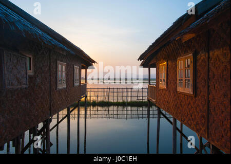 Häuser und ganze Dörfer gebaut auf Pfählen am Inle-See, Myanmar (Burma), Asien Stockfoto