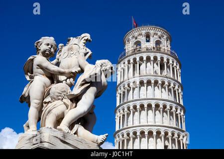 Der schiefe Turm von Pisa, Campanile oder Bell Tower, Fontana dei Putti, Piazza del Duomo, UNESCO, Pisa, Toskana, Italien Stockfoto