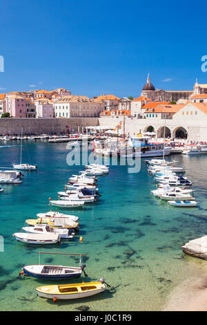 Angelboote/Fischerboote im alten Hafen, Altstadt von Dubrovnik, UNESCO-Weltkulturerbe, Dubrovnik, Dalmatien, Kroatien Stockfoto