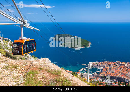 Seilbahn, Insel Lokrum und Altstadt Dubrovnik anzeigen, Dubrovnik, Dalmatien, Kroatien Stockfoto