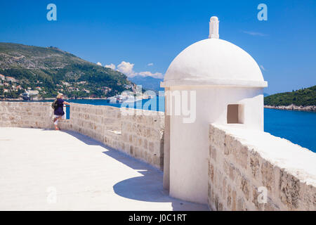 Alten Stadtmauern und Blick auf Küste, Dalmatien, Kroatien, Dubrovnik, Dubrovnik Altstadt, UNESCO-Weltkulturerbe Stockfoto