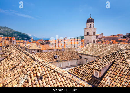 Blick von der Dachterrasse der Franziskanerkirche, Glockenturm der Kirche und Kloster, Altstadt von Dubrovnik, UNESCO-Weltkulturerbe, Dubrovnik, Kroatien Stockfoto