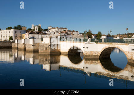 Sieben gewölbte römische Brücke und Stadt am Rio Gilao Fluss, Tavira, Algarve, Portugal Stockfoto