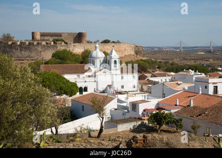 Blick über weiße Stadt und 13. Jahrhundert Schloss, Castro Marim, Algarve, Portugal Stockfoto