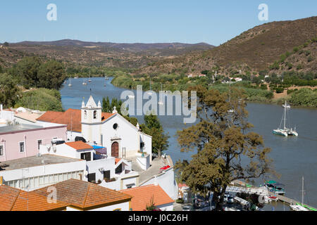 Blick über weiß getünchten Dorf Alcoutim am Rio Guadiana Fluss, Alcoutim, Algarve, Portugal Stockfoto