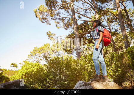 Junge Frau auf Felsen steht, betrachten, Cape Town, Südafrika Stockfoto