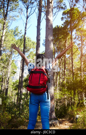 Junge Frau, Wandern, Arme heben, betrachten, rear View, Kapstadt, Südafrika Stockfoto