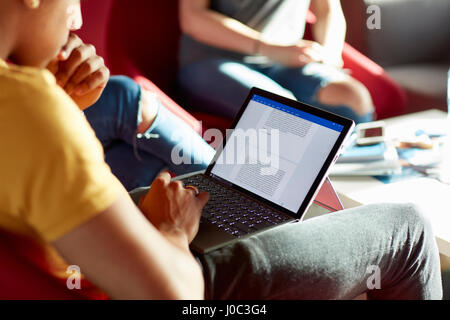 Studentin mit Laptop, Entspannung mit Studienfreunden Stockfoto