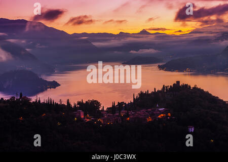 Wolke bedeckte Berge auf den Comer See bei Sonnenuntergang, Varenna, Italien Stockfoto