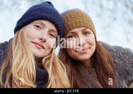 Porträt von zwei Freundinnen im Freien, gestrickte Hüte tragen Stockfoto