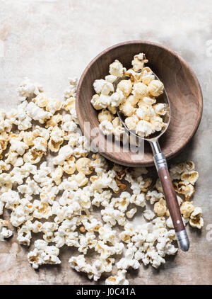 Popcorn in Holzschale mit Metall Kugel, Draufsicht Stockfoto