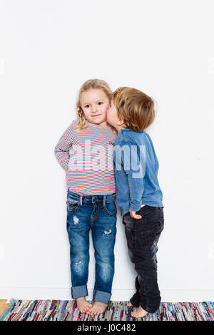 Junge Mädchen auf die Wange küssen Stockfoto