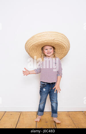 Porträt der jungen Mädchen, trägt sombrero Stockfoto